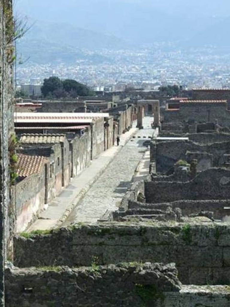 Arch of Caligula. March 2009. Looking south along Via di Mercurio to arch. 