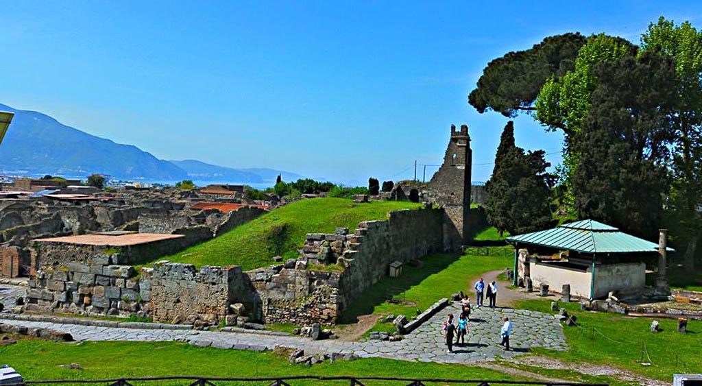 Vesuvian Gate Pompeii. 2015/2016. 
Looking west towards Vesuvian Gate and walls leading to Tower X. Photo courtesy of Giuseppe Ciaramella.


