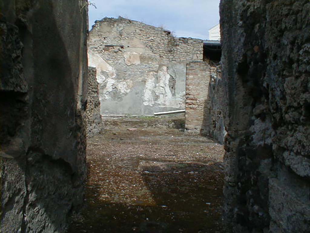 I.6.13 Pompeii. September 2004. Looking north from entrance across atrium to tablinum and garden.