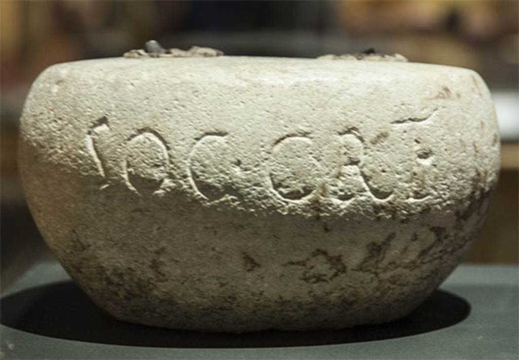 I.6.12 or I.6.13 Pompeii. Round white limestone weight. SAP inventory number 3918.  
According to NdS (1929), this has the inscription SOC CRET on the side and X X on the top.
The location is given as I.6.12.
See Notizie degli Scavi di Antichit, 1929, p. 430.
According to the SANP at the Day in Pompeii exhibition this is from I.6.13.
Photo courtesy of Dan Pater.

