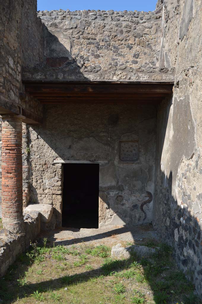 I.8.10 Pompeii. October 2017. 
North-east corner of peristyle with doorway to kitchen, and niche on north wall. 
Foto Taylor Lauritsen, ERC Grant 681269 DÉCOR.
