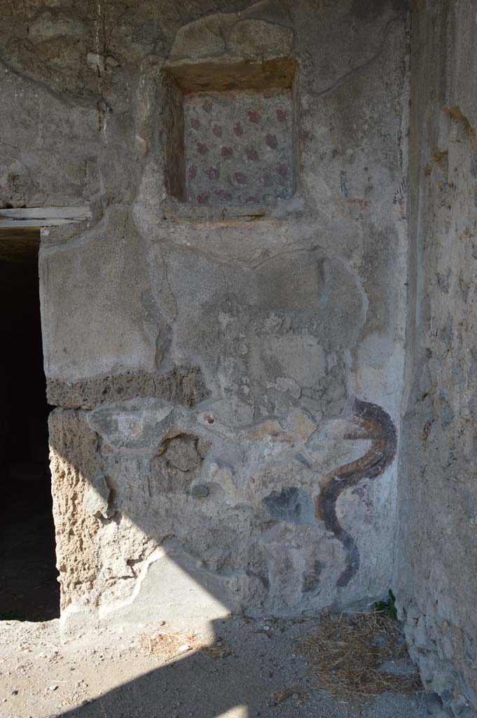 I.8.10 Pompeii. October 2017. Lararium and niche on north wall.
Foto Taylor Lauritsen, ERC Grant 681269 DÉCOR.

