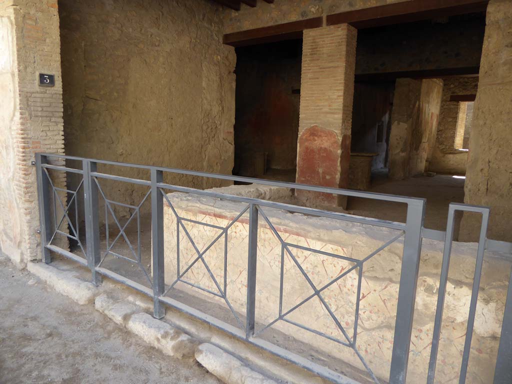 I.12.3 Pompeii. September 2015. Looking east along counter.  
Foto Annette Haug, ERC Grant 681269 DÉCOR
