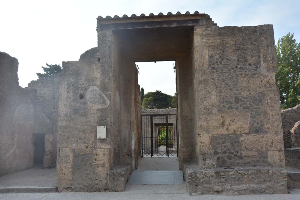 II.2.2 Pompeii. July 2017. Looking south to entrance doorway on Via dellAbbondanza.
Foto Annette Haug, ERC Grant 681269 DCOR.
