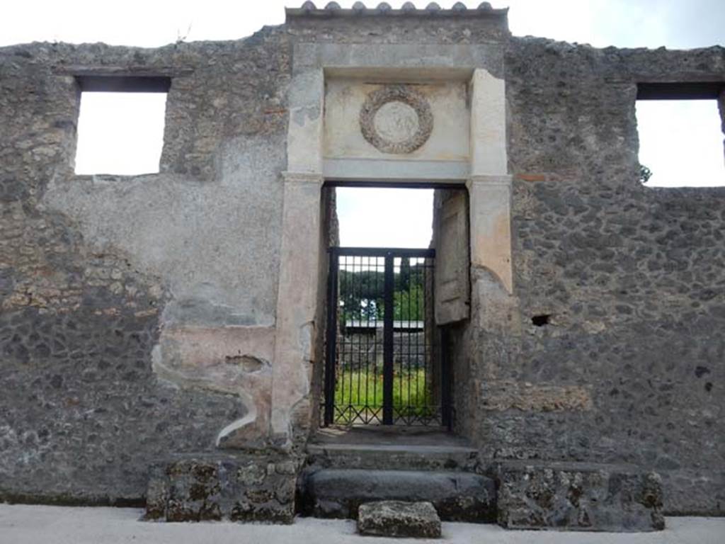 II.2.4 Pompeii. May 2016. Entrance doorway and front faade, on south side of Via dellAbbondanza. Photo courtesy of Buzz Ferebee.
