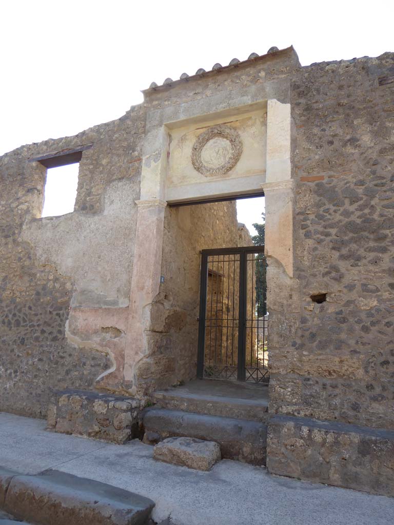 II.2.4 Pompeii. September 2017. Entrance doorway, looking east on Via dellAbbondanza.
Foto Annette Haug, ERC Grant 681269 DCOR.
