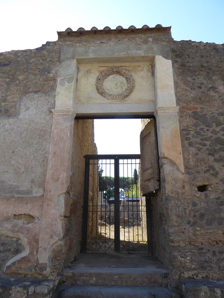 II.2.4 Pompeii. September 2017. Entrance doorway with remaining plaster cast of half a door, on right.
Foto Annette Haug, ERC Grant 681269 DCOR.

