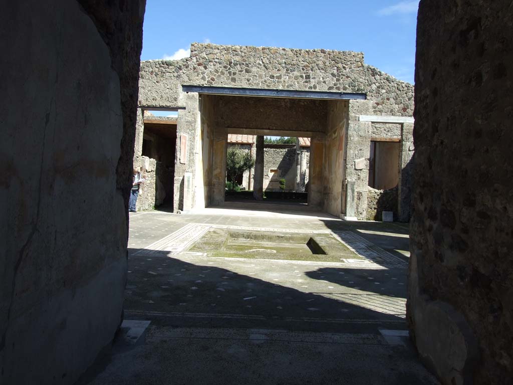 V.1.26 Pompeii. March 2009. Room “a”. Looking east from entrance, through fauces to atrium.