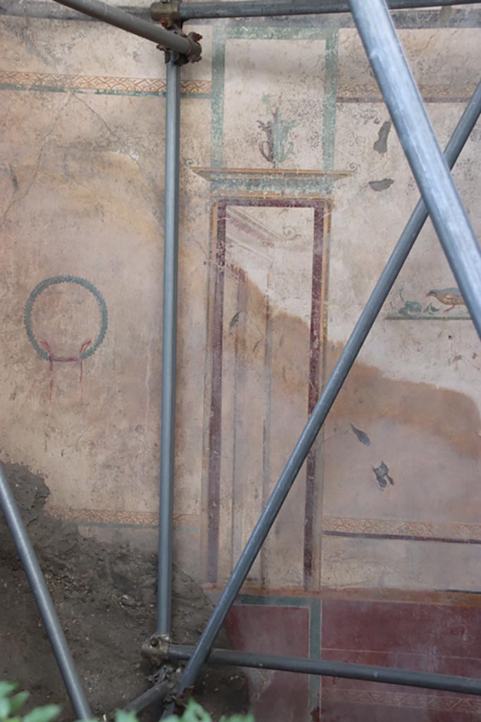 V.7.6 Pompeii. October 2023. 
Painted decoration on north side of central panel on east wall. Photo courtesy of Klaus Heese. 
