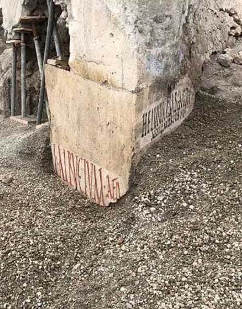 V.7.8 Pompeii. June 2018. On the east side of doorway was an electoral inscription L ALBVCIVM AED
L(ucium) Albucium aed(ilem).
The Albucii were probably the owners of the House of the Silver Wedding.
It is worth noting that the inscriptions were created on a layer of white paint, perhaps spread over it to cover earlier writing, and in any case to ensure a standard writing surface for the preserved inscriptions, which related to the last elections held in Pompeii before AD 79.
Electoral inscriptions were also found around corner in Vicolo c.d. dei Balconi.
Photograph  Parco Archeologico di Pompei.