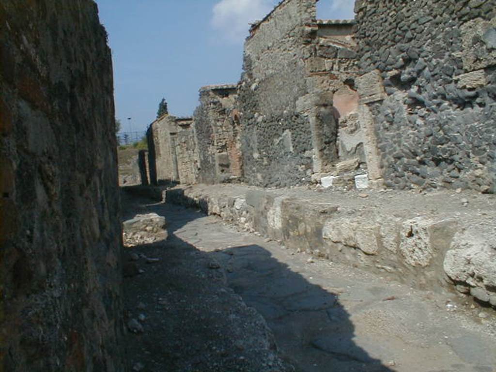 VI.1.21 Pompeii, September 2005. Vicolo di Narciso looking north.    VI.2