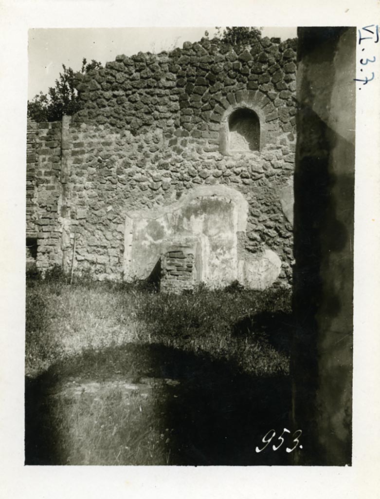 VI.3.7 Pompeii. Pre-1937-39. Niche and altar on east wall of garden area.
Photo courtesy of American Academy in Rome, Photographic Archive. Warsher collection no. 953.
