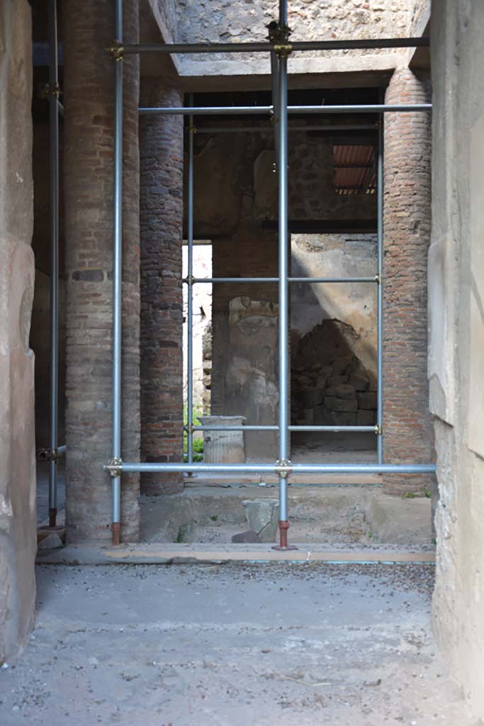 VI.15.9 Pompeii. July 2017. Looking west from entrance corridor.
Foto Annette Haug, ERC Grant 681269 DCOR.
