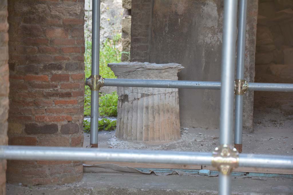 VI.15.9 Pompeii. July 2017. Puteal on west side of impluvium in atrium.
Foto Annette Haug, ERC Grant 681269 DCOR.
