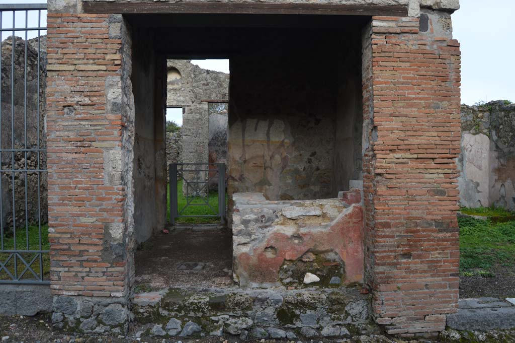VI.16.33 Pompeii. March 2018. Looking east towards entrance doorway.
Foto Taylor Lauritsen, ERC Grant 681269 DCOR.
