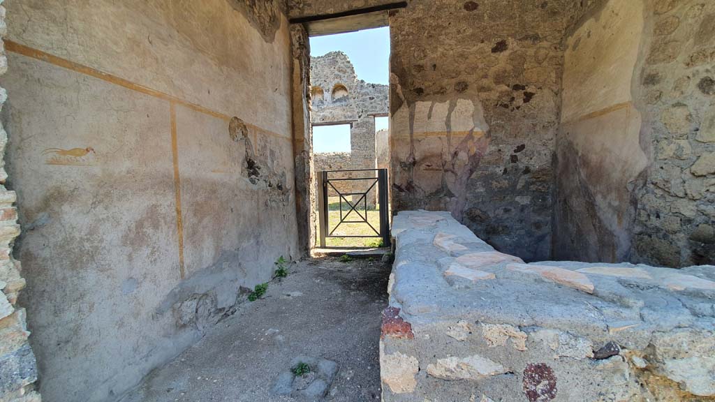 VI.16.33 Pompeii. July 2021. Looking towards painted walls in bar-room.
Foto Annette Haug, ERC Grant 681269 DCOR.

