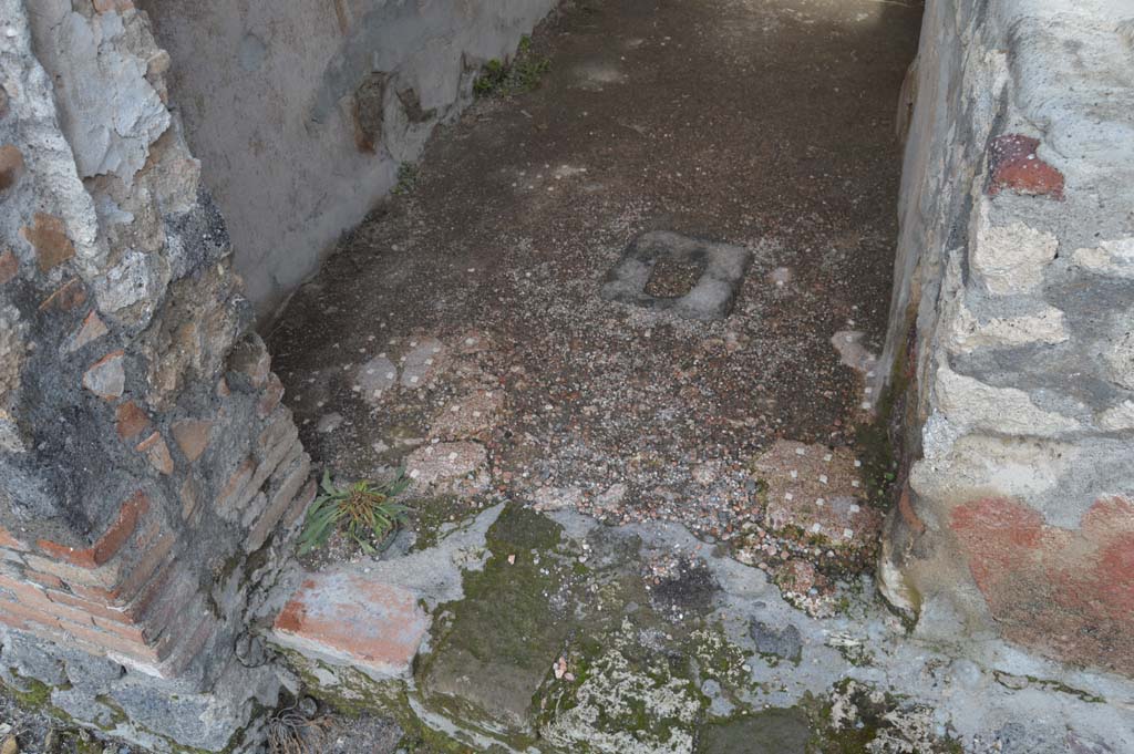 VI.16.33 Pompeii. March 2018. Flooring at entrance doorway on north side of counter in bar-room, looking east.
Foto Taylor Lauritsen, ERC Grant 681269 DCOR.
