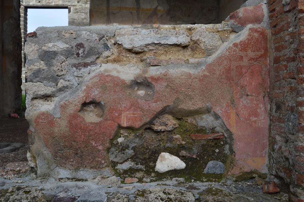 VI.16.33 Pompeii. March 2018. Detail of remaining painted plaster from west facing exterior side of counter.
Foto Taylor Lauritsen, ERC Grant 681269 DCOR.
