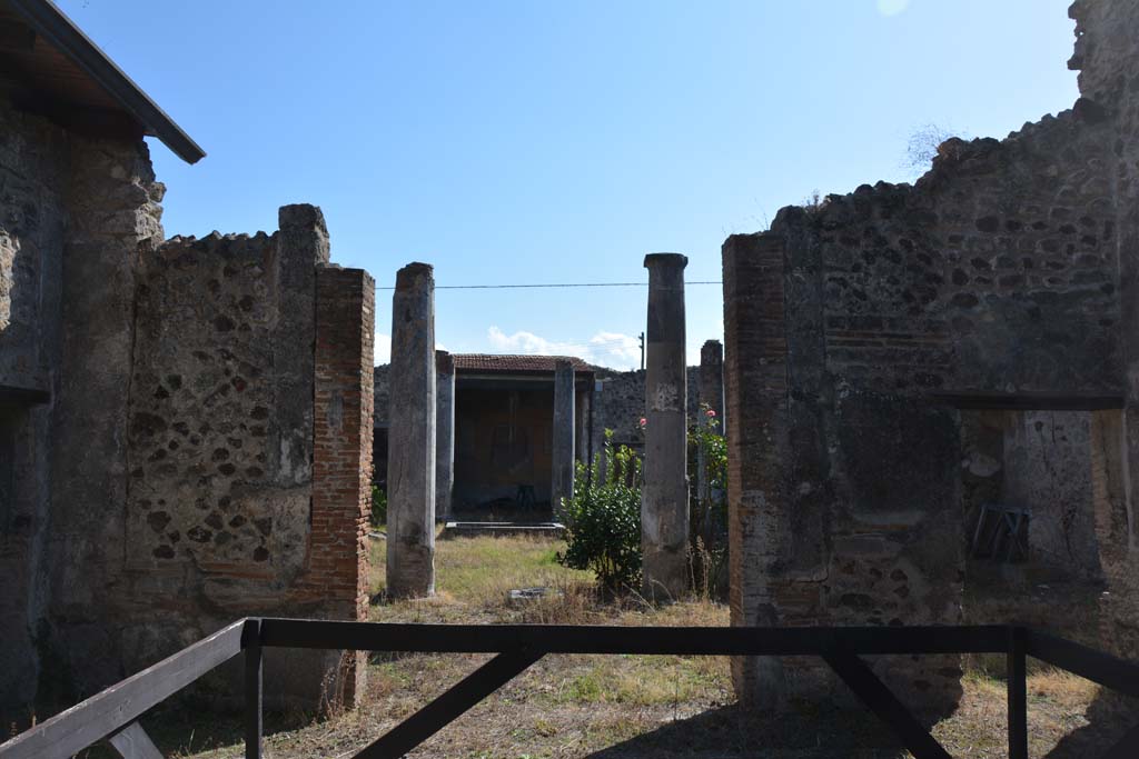 VII.2.16 Pompeii. October 2019. Room 2, looking south across atrium towards peristyle.
Foto Annette Haug, ERC Grant 681269 DCOR.
