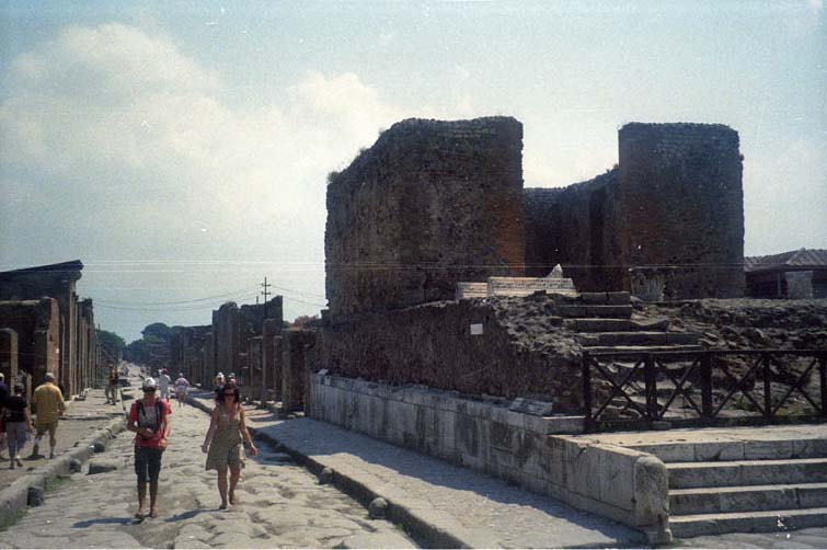 VII.4.1 Pompeii. April 2019. Looking east along an empty Via della Fortuna with the Temple on the right.
Photo courtesy of Rick Bauer.
