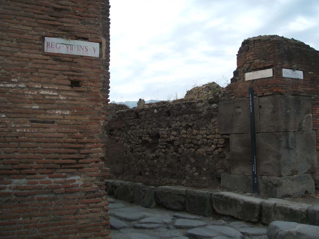 VII.5.8 Pompeii, on left. Vicolo delle Terme from Via delle Terme (centre). VII.6 on right. 
