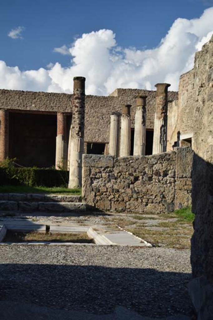 VII.7.5 Pompeii. 3rd November 2016. Looking north-east across impluvium in atrium (b), from entrance corridor (a). Photo courtesy of Marie Schulze.
