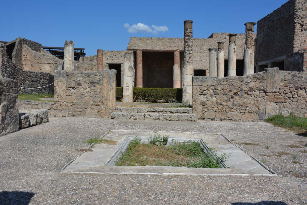 VII.7.5 Pompeii. September 2019. Looking north across atrium flooring towards impluvium.
Foto Annette Haug, ERC Grant 681269 DÉCOR.

