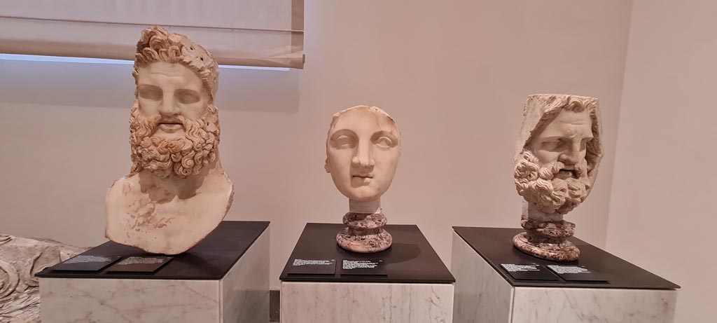 VII.8.1 Pompeii. White marble acrolithic busts of Jupiter, Juno and another Jupiter - the oldest cult image of the Pompeian temple on the right, later replaced by that on the left.