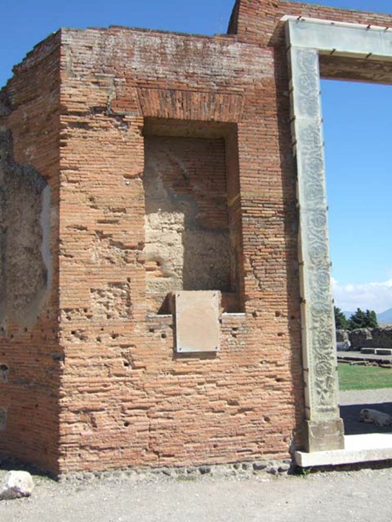 VII.9.1 Pompeii. September 2005. Portico 1. North end. 
Small niche between entrance and apsidal niche 4.
