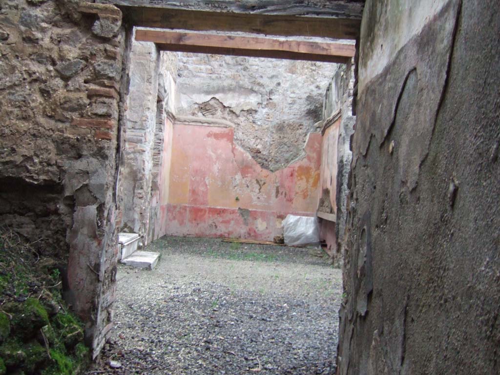 VII.12.23 Pompeii. December 2005. Looking north along fauces and across atrium to triclinium.