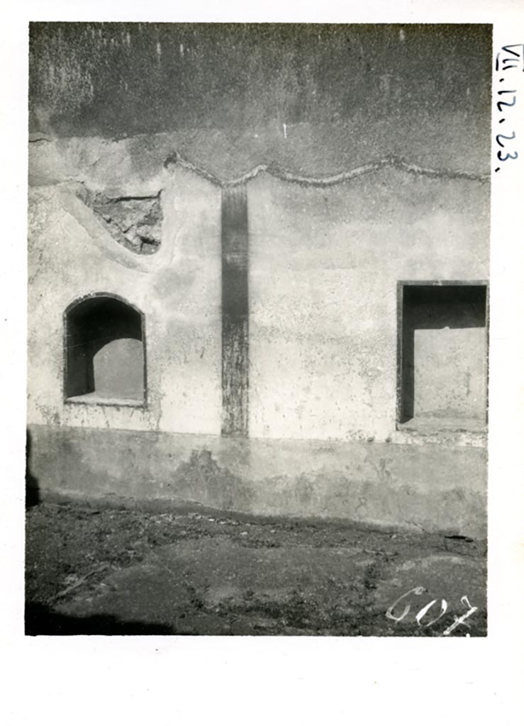 VII.12.23 Pompeii. Pre-1937-39. Niches at west end of north wall of garden area.
Photo courtesy of American Academy in Rome, Photographic Archive. Warsher collection no. 607.

