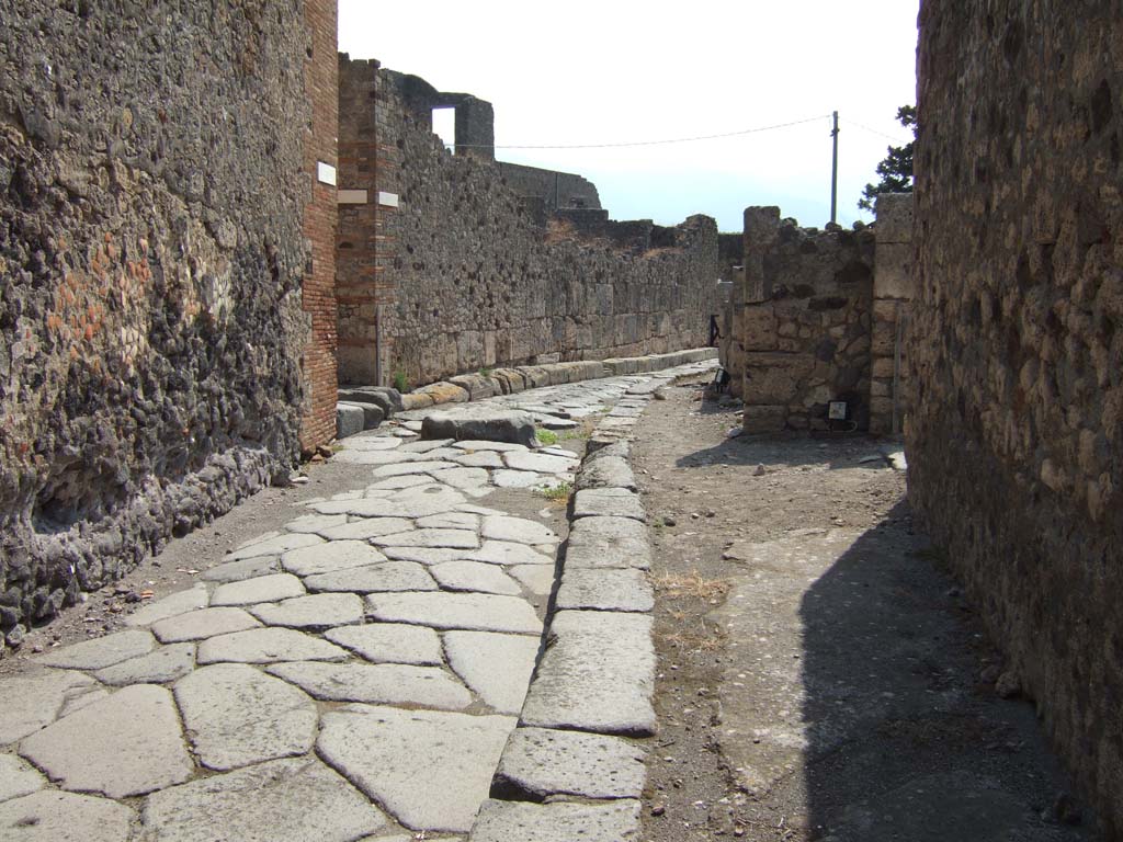 VII.15 Pompeii. September 2005.           Vicolo del Gigante, looking south.                                         VII.16.12 on right.