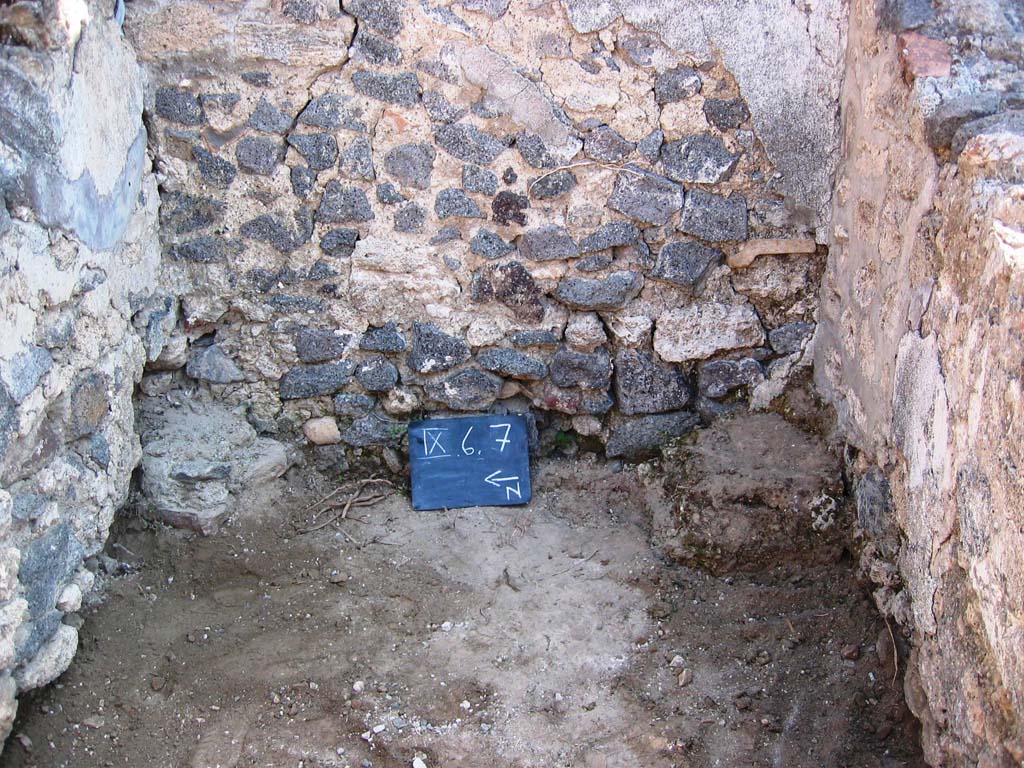 IX.6.7 Pompeii. May 2005. Looking south-east to two rooms on east side of entrance.
These would have been a latrine room q on left, and small room or storeroom room r, on right. The remains of the tub/basin can be seen on the right of the photo.


