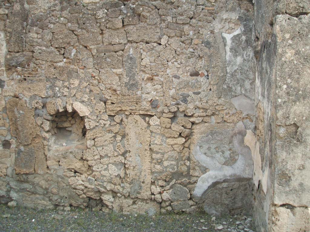 IX.6.e Pompeii. May 2005. North wall of shop, with door and window to IX.6.d