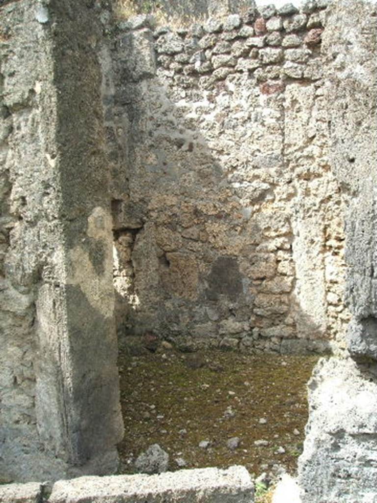 IX.6.g Pompeii. May 2005. Doorway to cubiculum a, on west side of atrium "2".
