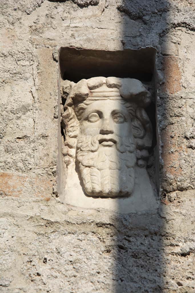 IX.7.1 Pompeii. March 2019. Detail of bust of Dionysus in niche.
Foto Annette Haug, ERC Grant 681269 DÉCOR

