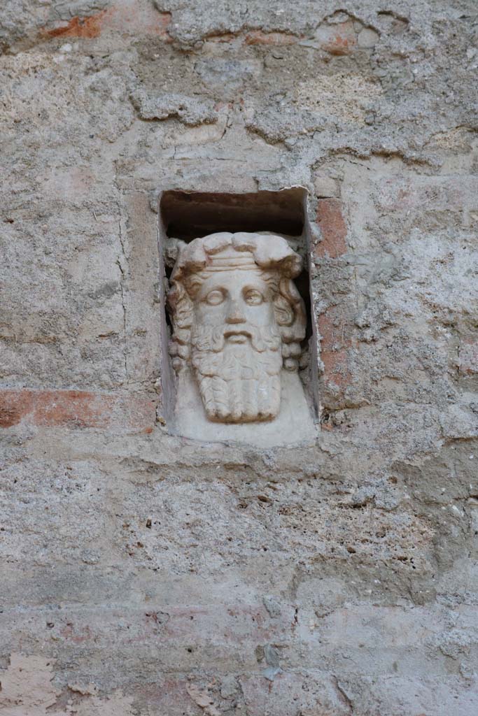 IX.7.1 Pompeii. October 2017. Dionysus in niche on east side of doorway.
Foto Taylor Lauritsen, ERC Grant 681269 DÉCOR.
