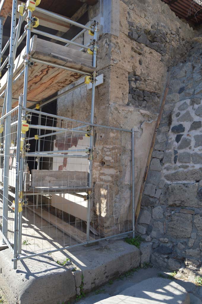 IX.7.1 Pompeii. October 2017. Looking west at side east corner with detail of blockwork.
The unexcavated vicolo is on the right.
Foto Taylor Lauritsen, ERC Grant 681269 DÉCOR.


