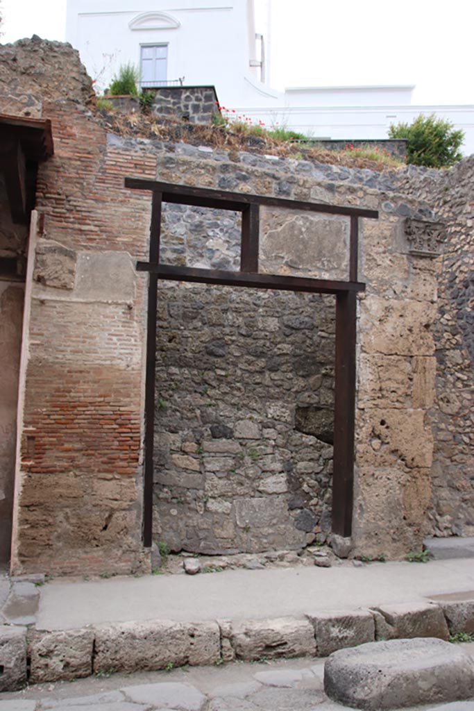 IX.7.4 Pompeii. December 2018. 
Looking north to entrance doorway. Photo courtesy of Aude Durand.
