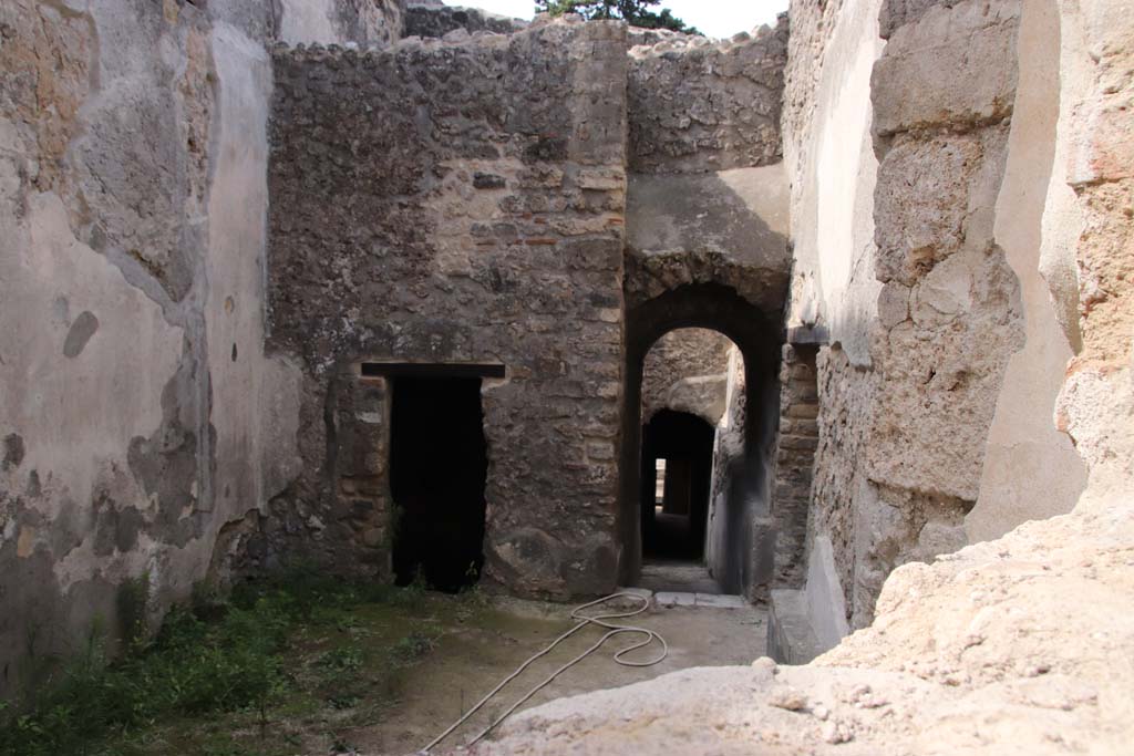 HGW24 Pompeii. September 2021. Looking west through square hole in wall, on south side of entrance at HGW25.
The doorway on the right, would lead to the “wagon’s entrance” in the side entrance. Photo courtesy of Klaus Heese.
