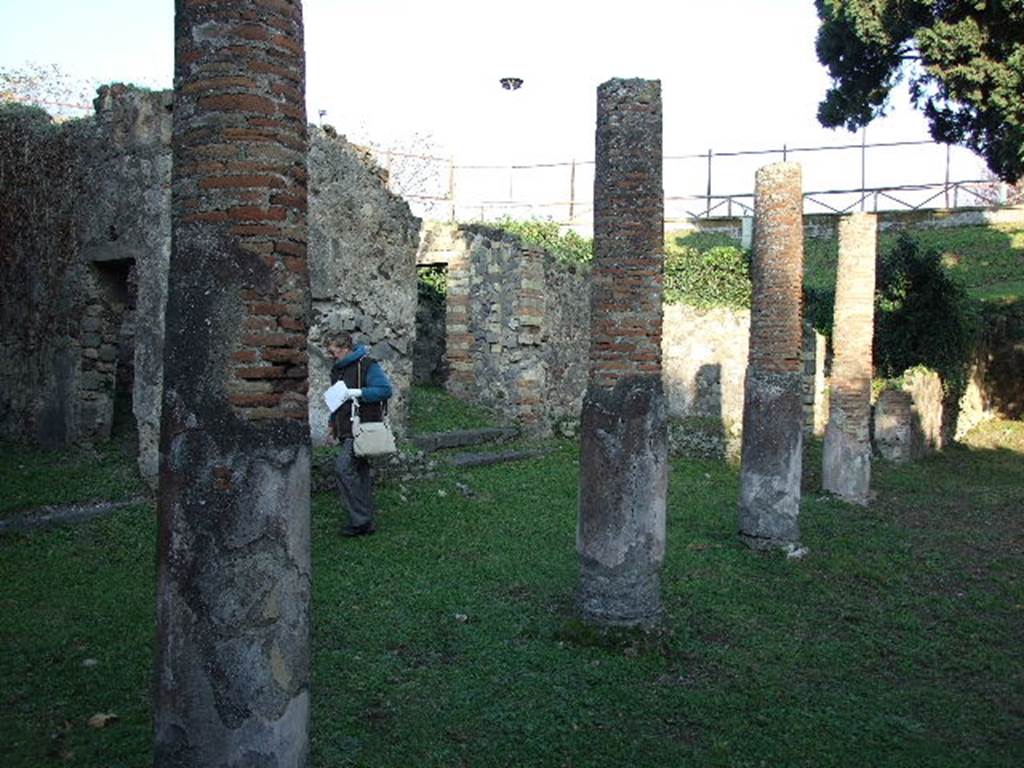HGE12 Pompeii. December 2006. Looking north-east towards columns on north side of courtyard. According to Garcia y Garcia, the bombardment during the night of 18th September 1943 caused the destruction of four rooms of the ground floor. Also hit was part of the raised east side, and the toppling of a large portion of the portico. See Garcia y Garcia, L., 2006. Danni di guerra a Pompei. Rome: LErma di Bretschneider. (p.160)
