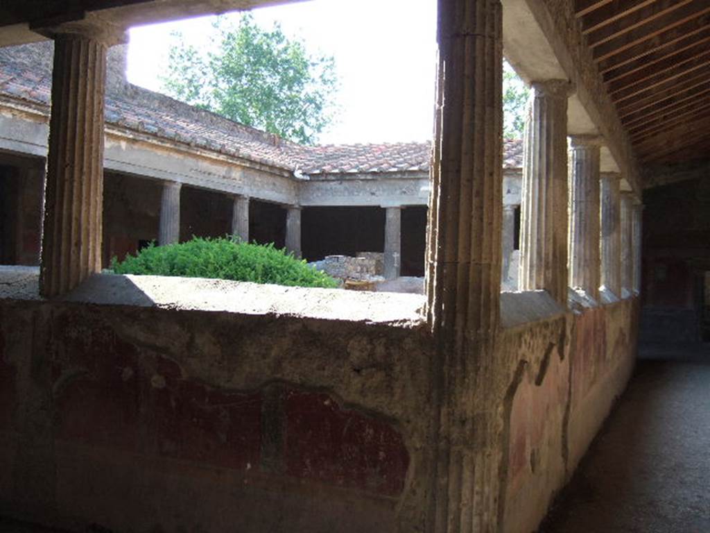 Villa of Mysteries, Pompeii. May 2006. South side of peristyle B, looking north from south-east corner.
