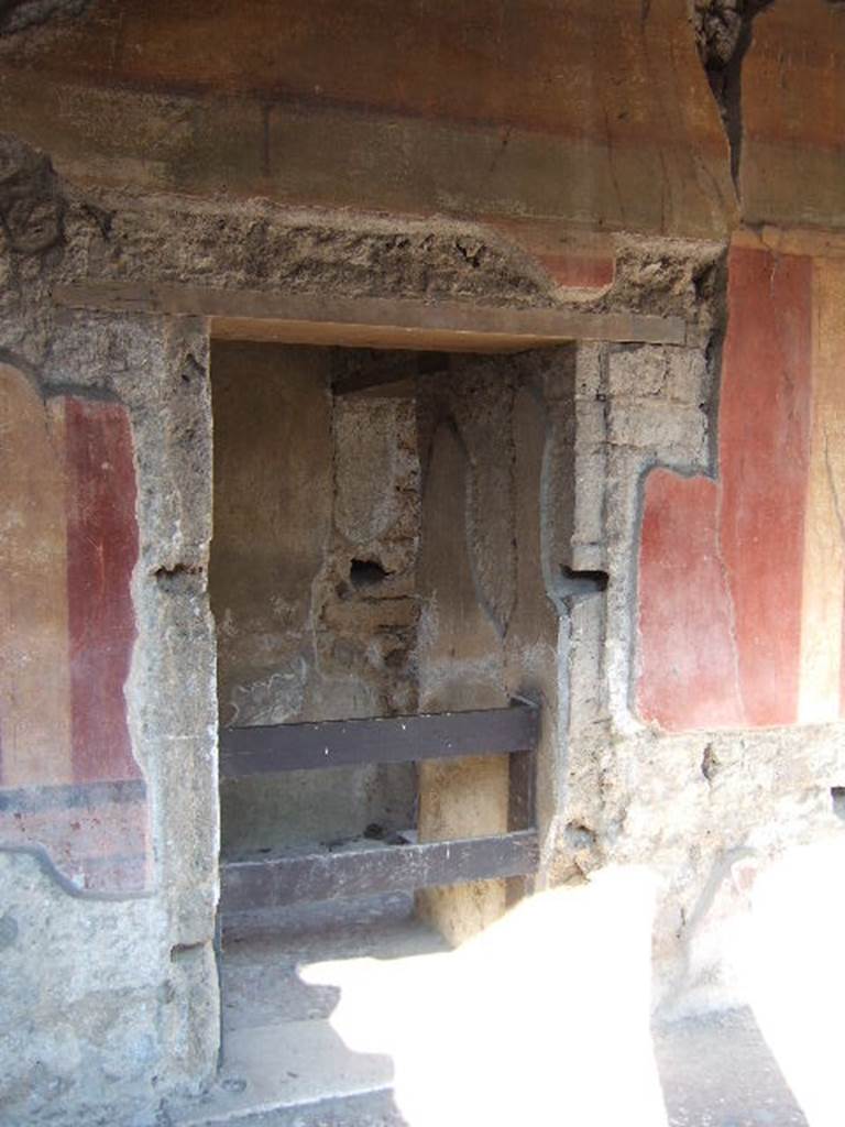 Villa of Mysteries, Pompeii. May 2006. Peristyle C. Doorway to unnumbered room with second entrance in vestibule 66.
