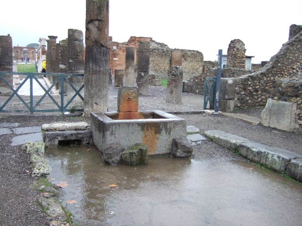 Via delle Scuole between VIII.2 and VIII.3. December 2005. Looking north at junction with the Forum. 