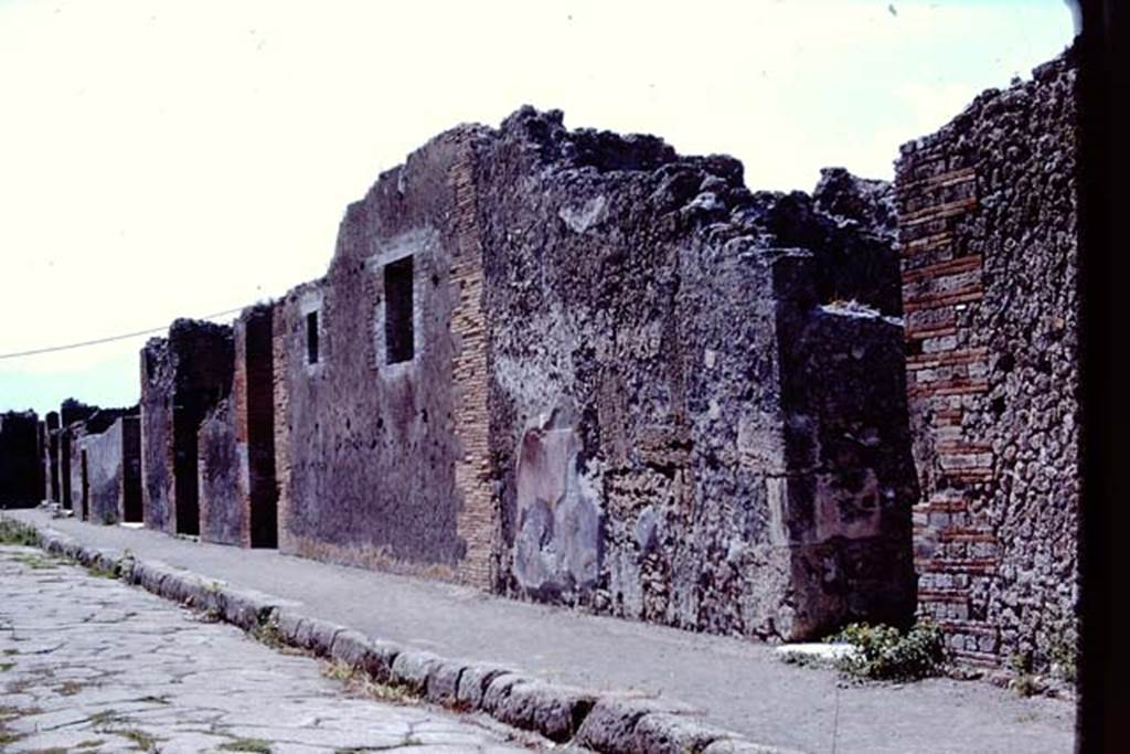 Via delle Scuole, west side, Pompeii.  1968. Looking south. Photo by Stanley A. Jashemski.
Source: The Wilhelmina and Stanley A. Jashemski archive in the University of Maryland Library, Special Collections (See collection page) and made available under the Creative Commons Attribution-Non Commercial License v.4. See Licence and use details.
J68f1187
