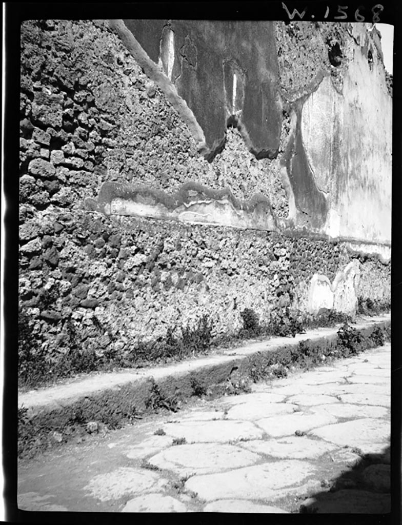 Vicolo del Labirinto, west side. W.1568. Looking north along side of VI.12 2/5 with remains of wall plaster.
Photo by Tatiana Warscher. Photo © Deutsches Archäologisches Institut, Abteilung Rom, Arkiv. 
