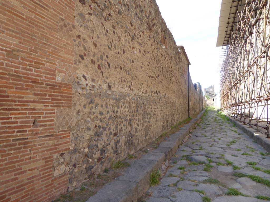 Vicolo del labirinto, Pompeii. September 2017. Looking north along east side of VI.11.10, on left, and VI.15, on right.
Foto Annette Haug, ERC Grant 681269 DÉCOR
