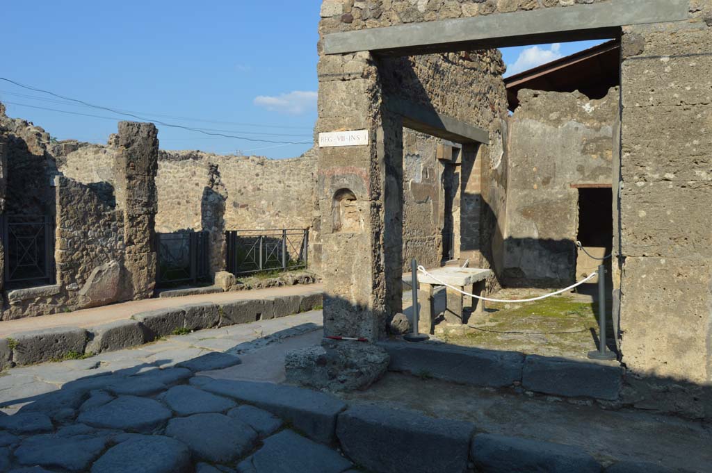 Vicolo del Lupanare, Pompeii. October 2018. 
Looking north-east towards Via degli Augustali and VII.1.42 with altar and niche in pilaster at junction. 
Foto Taylor Lauritsen, ERC Grant 681269 DÉCOR.
