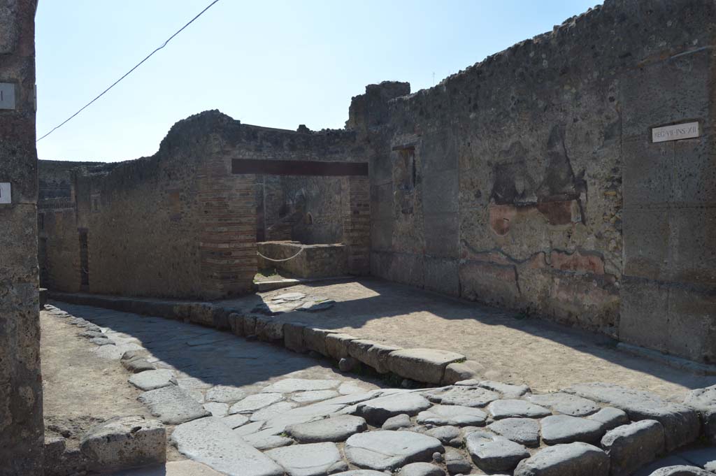 Vicolo del Lupanare, west side, Pompeii. October 2017. Looking south towards VII.I2.15, from the junction with Via degli Augustali.
Foto Taylor Lauritsen, ERC Grant 681269 DÉCOR.
