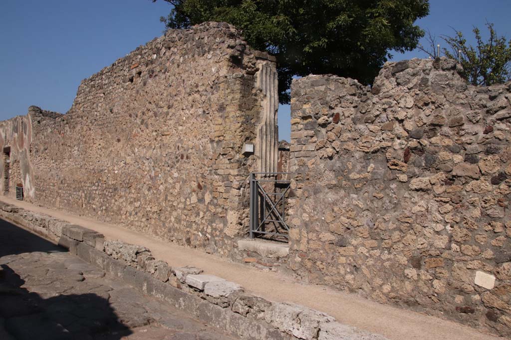 Vicolo della Regina, north side, Pompeii. September 2021. 
Looking north-west towards entrance doorway to VIII.3.16. Photo courtesy of Klaus Heese.

